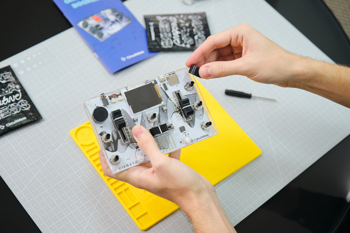CIRCUITMESS STEM BOX – LEARN THE SKILLS OF THE FUTURE, ONE HANDS-ON PROJECT AT A TIME